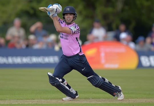 Young batter Max Holden extends his contract with Middlesex to 2025