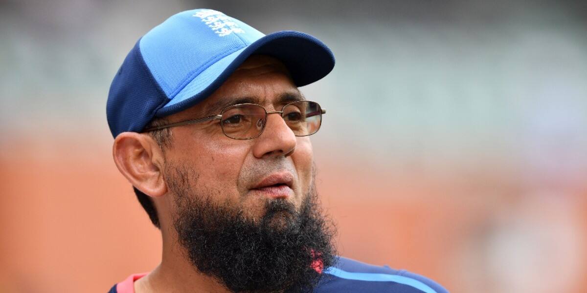 He jumped with two coffee cups in hands and came to meet me: Saqlain Mushtaq