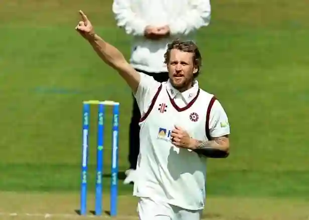 Gareth Berg signs a contract extension with Northamptonshire