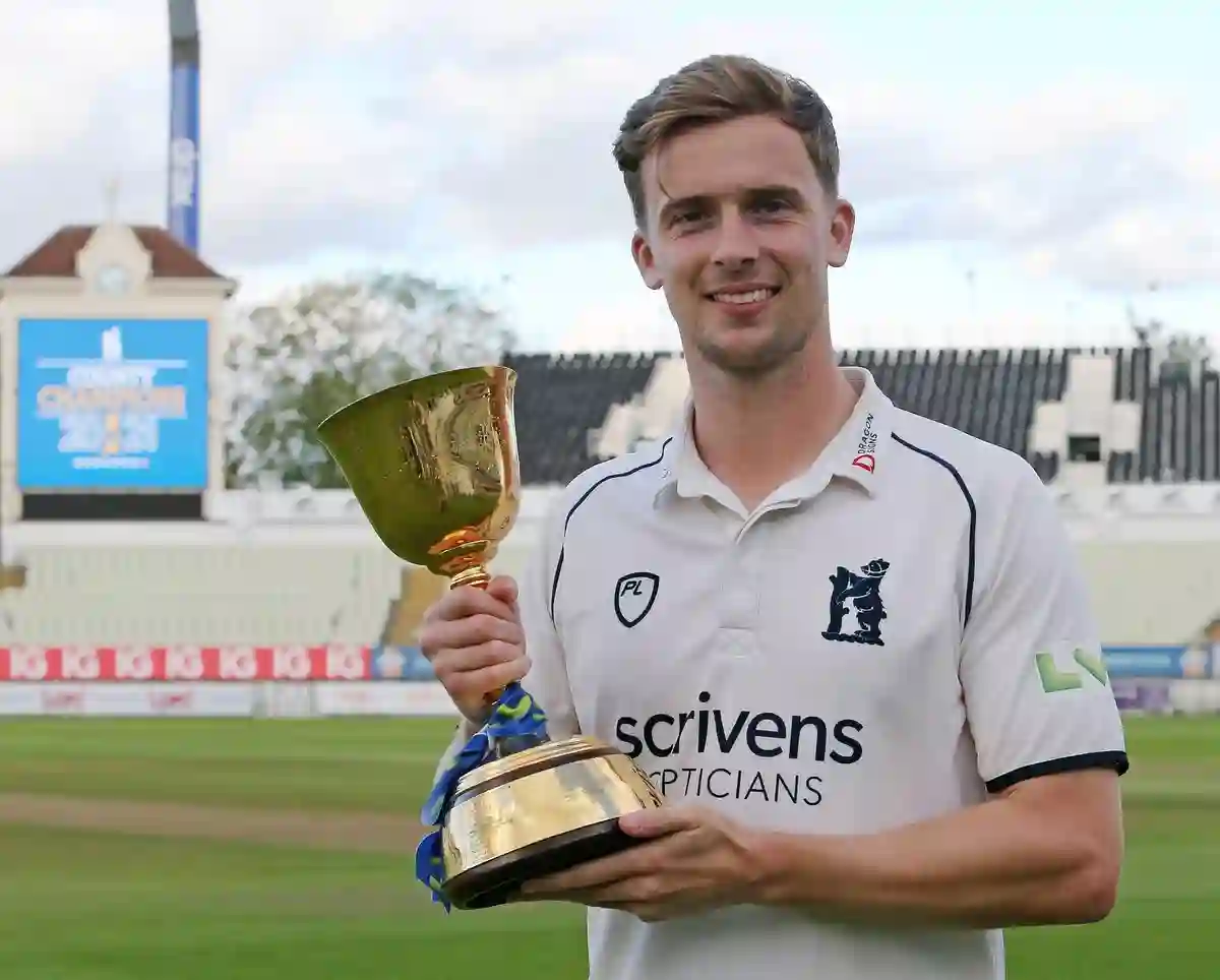 Warwickshire bowler Craig Miles extends contract until 2025 season