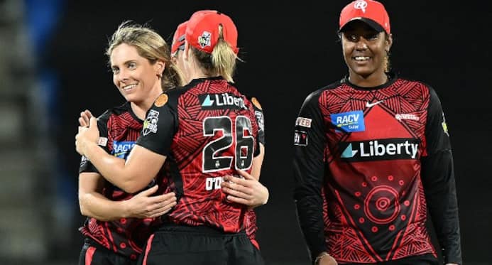 Hayley Matthews powers Melbourne Renegades to a thumping win over Sydney Thunder 