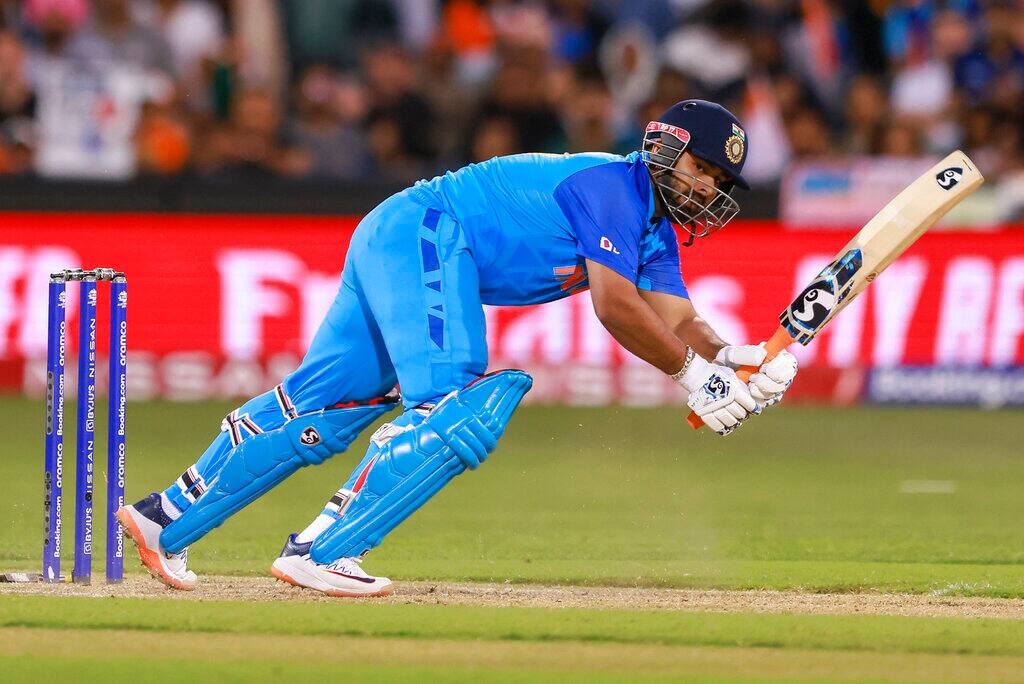 Dinesh Karthik hints at Rishabh Pant's probable batting position in NZ T20Is