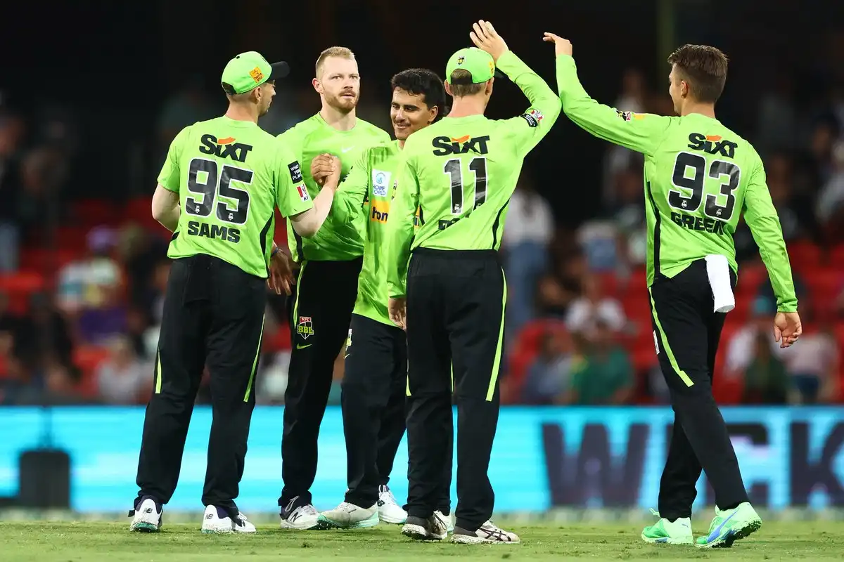 BBL 12: Sydney Thunder edge past Brisbane Heat in a nail-biter