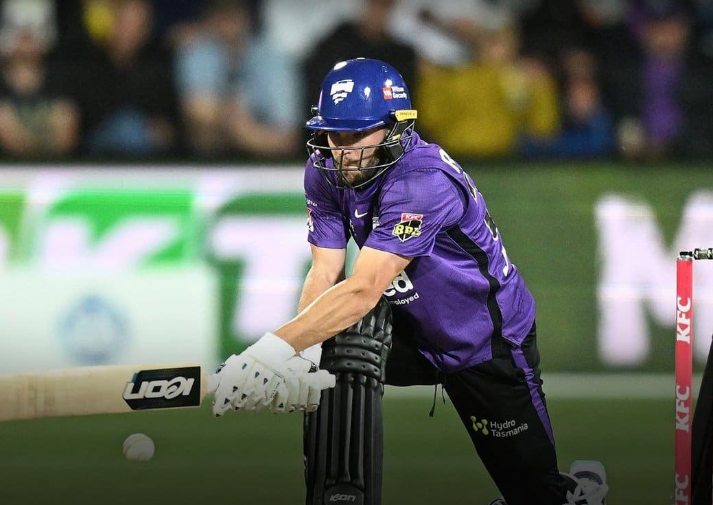 BBL 12: Hurricanes survive late flurry of wickets to seal the win