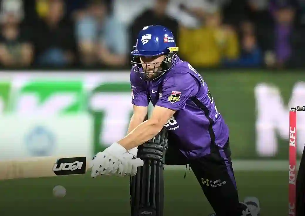 BBL 12: Hurricanes survive late flurry of wickets to seal the win