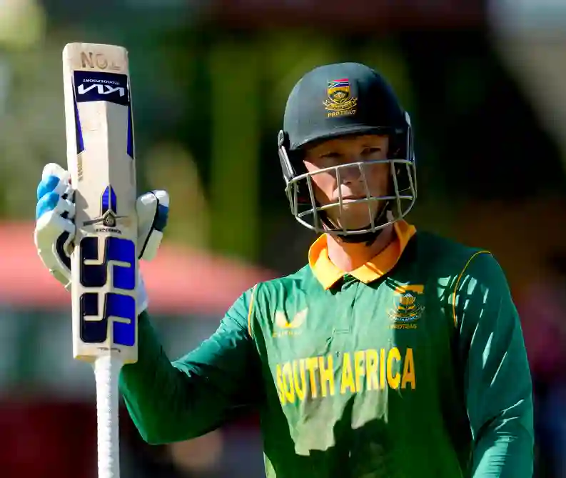 South Africa ride to 298 on Rassie van der Dussen's ton 