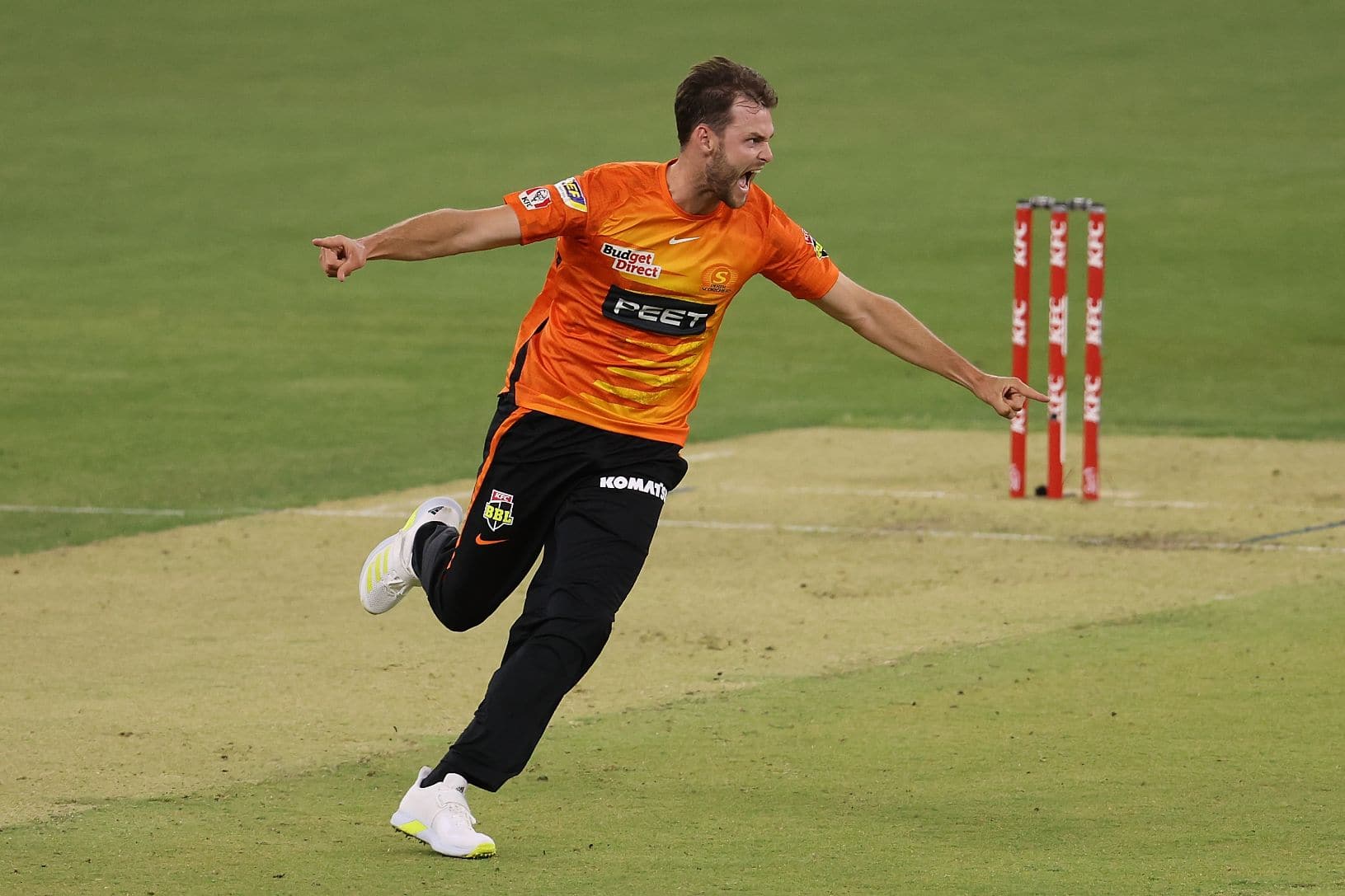 Perth Scorchers strengthen local talent base with three-year deal for seamer Matthew Kelly
