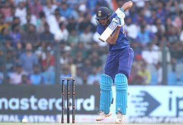 India Lose Top-Order in Pursuit of 189 in Mumbai ODI Versus Australia