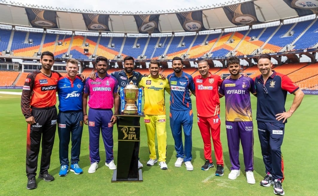 WATCH: Captains Pose With The Trophy Ahead of The 16th Season of IPL