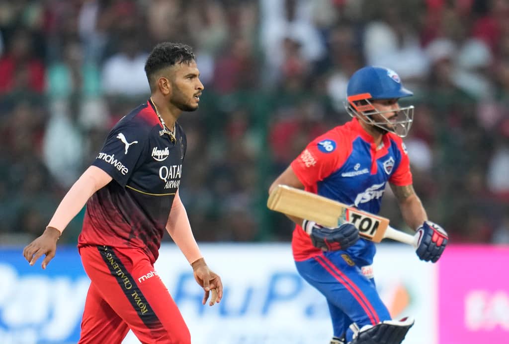Manish Pandey Slams a Fighting 50; RCB About to Hand DC 5th Straight Loss