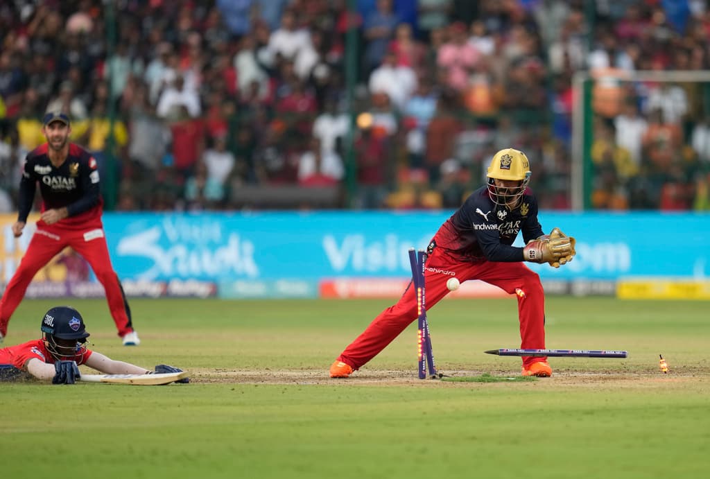 Why Dinesh Karthik is Not Keeping Today for RCB?
