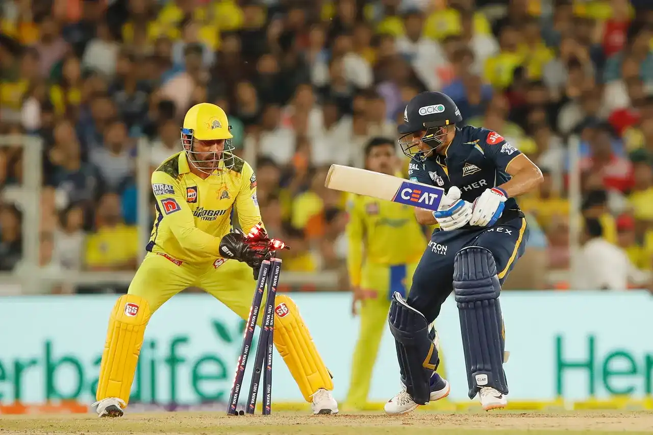 MS Dhoni watches the winning hit clear the rope | ESPNcricinfo.com