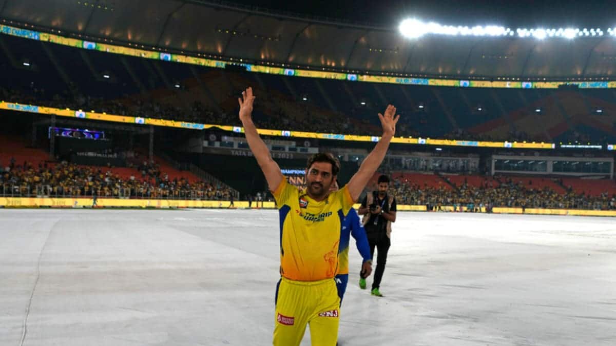[Watch] MS Dhoni Expresses Gratitude to Fans at 3:30 AM in Stadium; Video Goes Viral