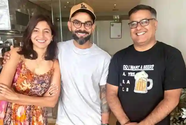 Virat Kohli & Anushka Sharma's Candid Restaurant Picture With Fan Captures Netizens' Hearts