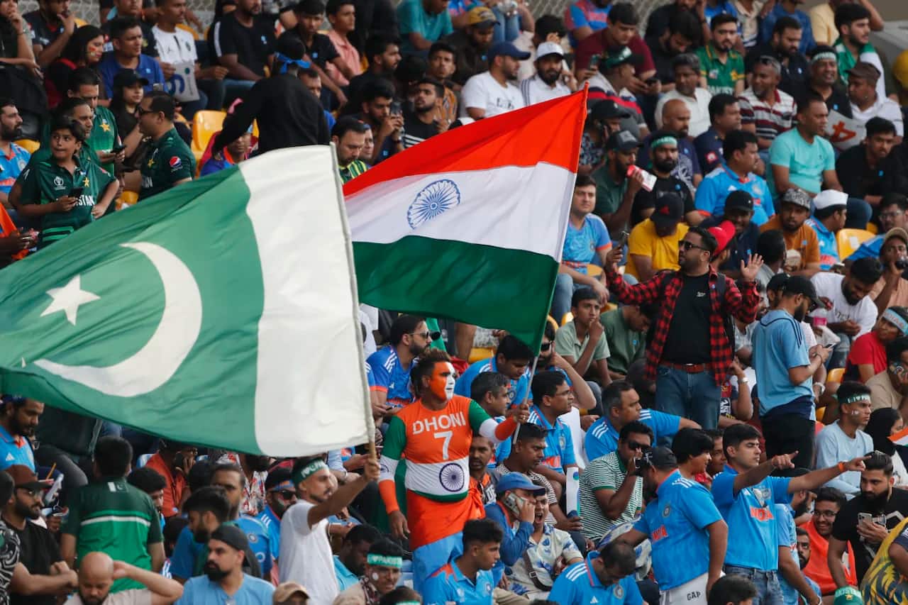 [Watch] Crowd Lose Control After Hardik Pandya's Charismatic Six Against Pakistan in Asia Cup