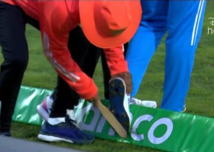 Team India’s Specialist Thrower Raghu Cleans Shoes of Players During IND-NZ World Cup Game