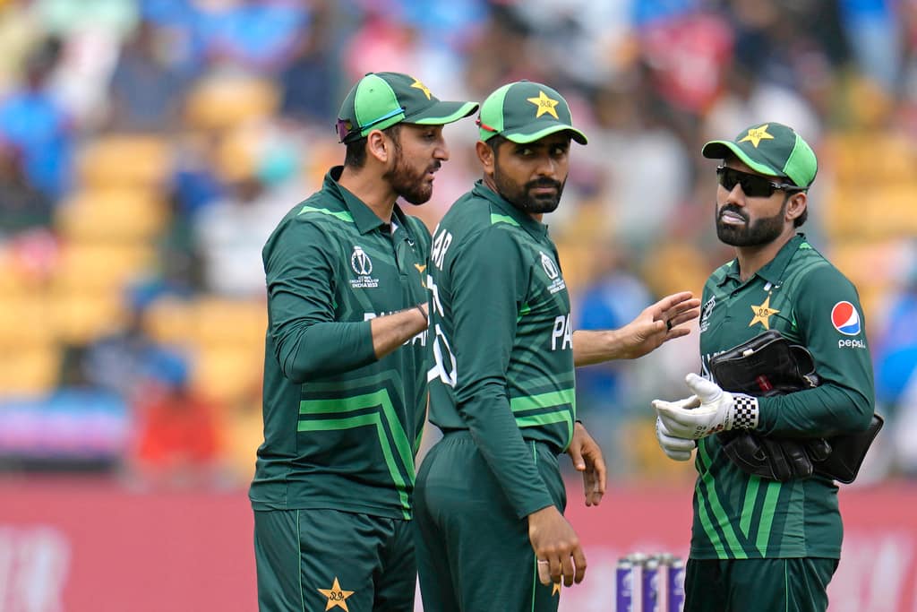 'What Do You Reckon, Hafeez?' - Vaughan's Brutal Response After NZ's 401 Against PAK