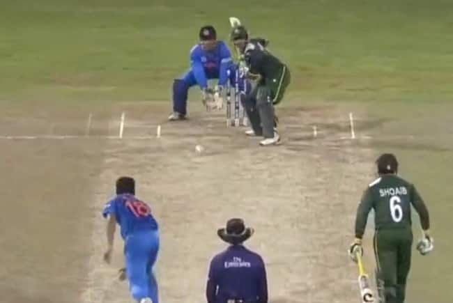 When 'Selfish' Virat Kohli Knocked Over Professor Mohammad Hafeez During T20 World Cup 2012