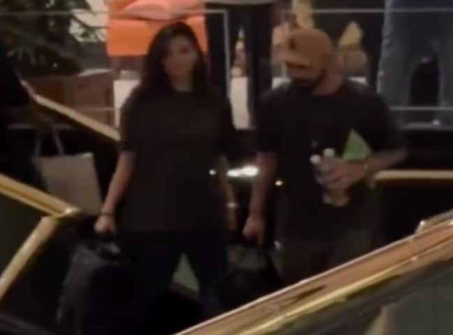 [Watch] Virat Kohli and Anushka Sharma Spotted Leaving Team Hotel After India's Win Over NZ