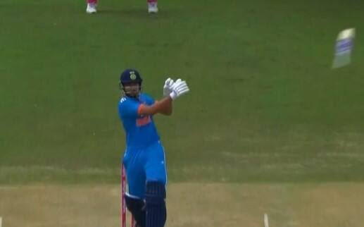 Shreyas Iyer Loses Bat Grip During Match-Winning Knock vs SA In 1st ODI; Check Pics