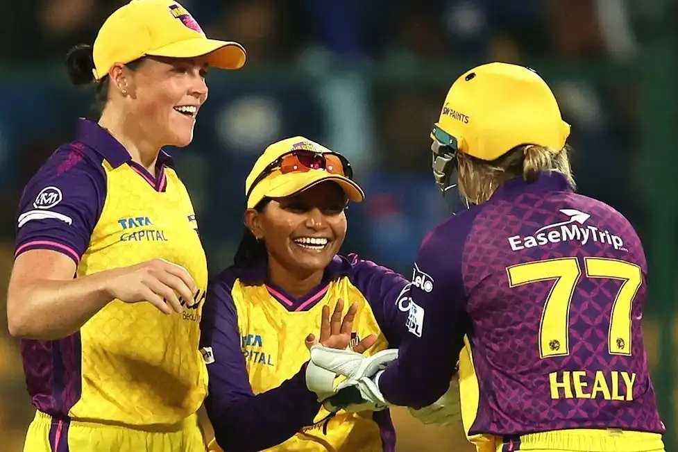 Grace Harris (L), Rajeshwari Gaykwad (M), Alyssa Healy | Source: X.com