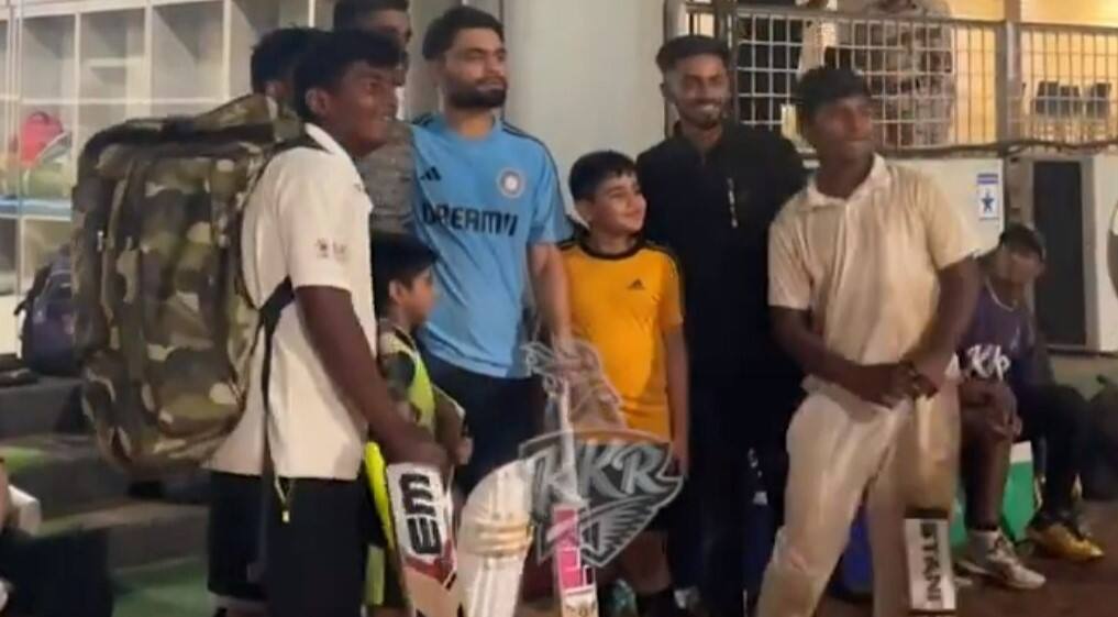 Rinku Singh with his young fans (X.com)