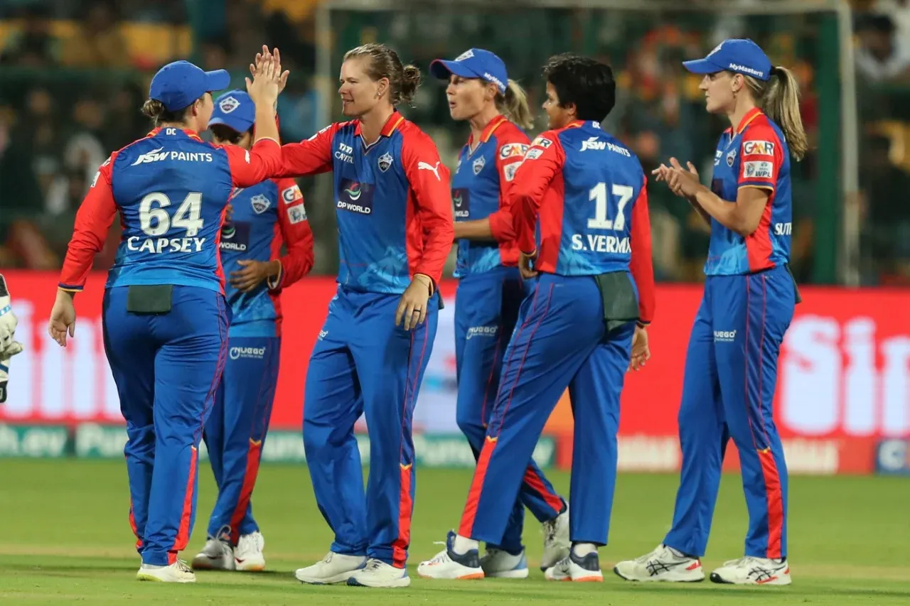 Jess Jonassen celebrating a wicket with DC teammates [X.com]