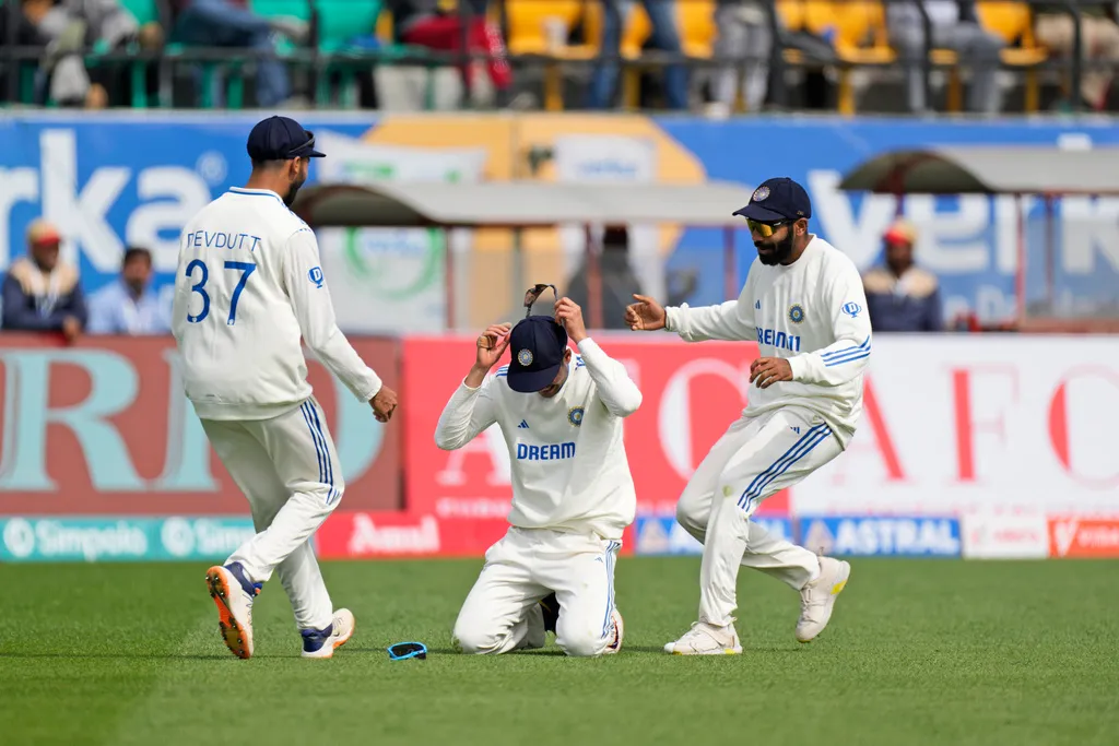 Shubman Gill takes a stunning catch to dismiss Ben Duckett (AP)
