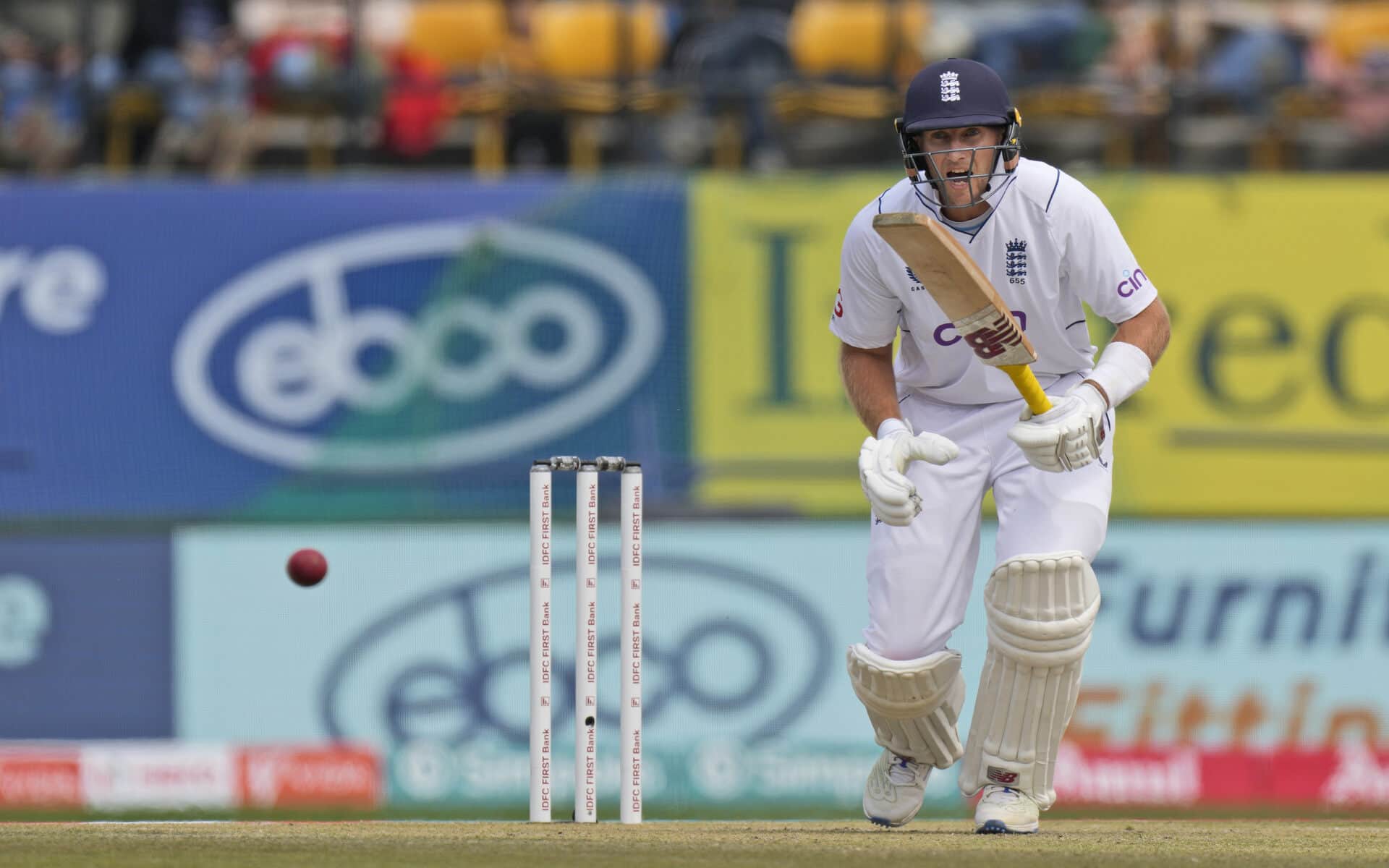 Joe Root grinding out in the middle (Source: AP Photo)