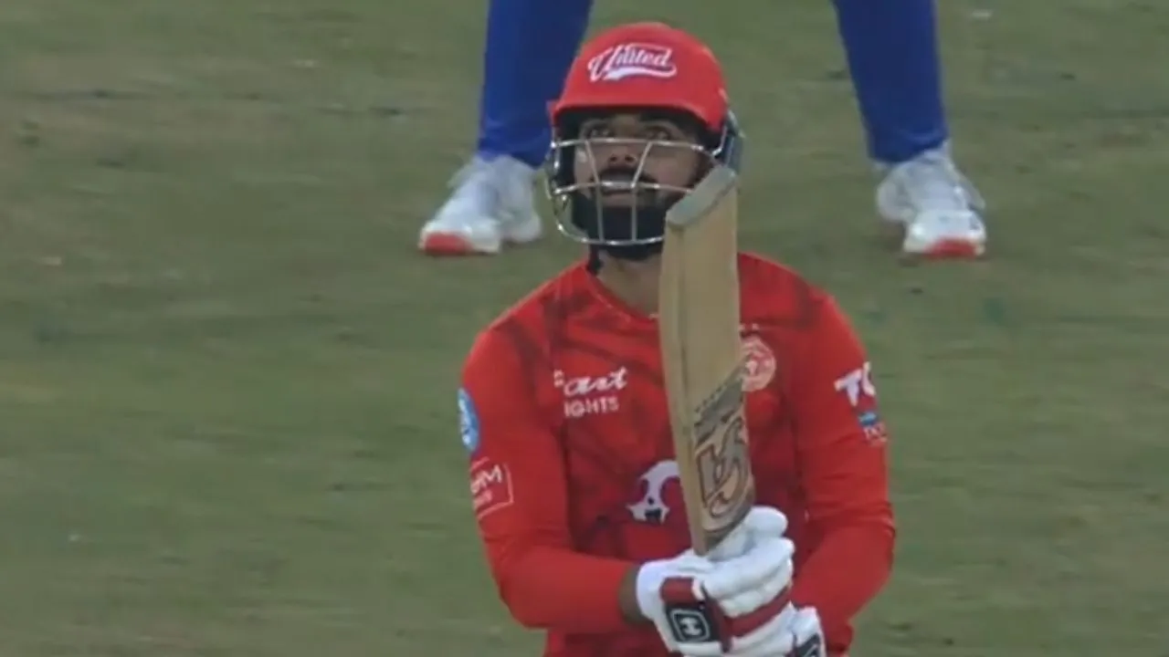 Shadab Khan failed to make a shot (Twitter)
