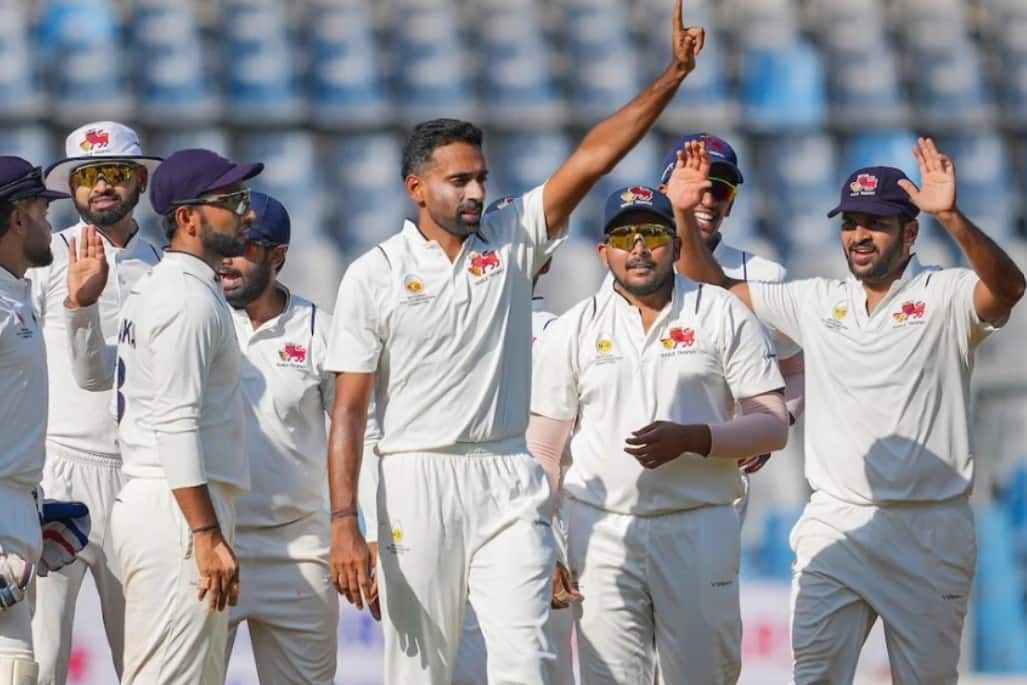 Dhawal Kulkarni celebrating a Vidarbha wicket in the finals with teammates (x.com)