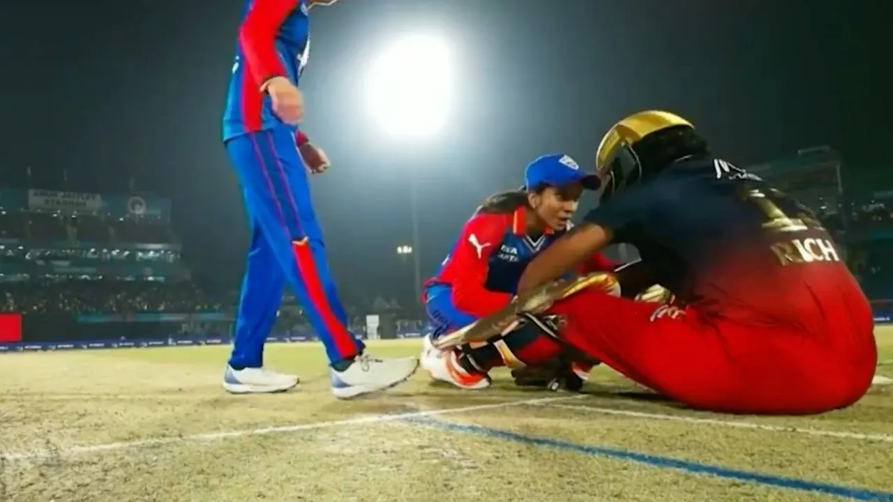 Jemmy consoles Ghosh (Twitter)

