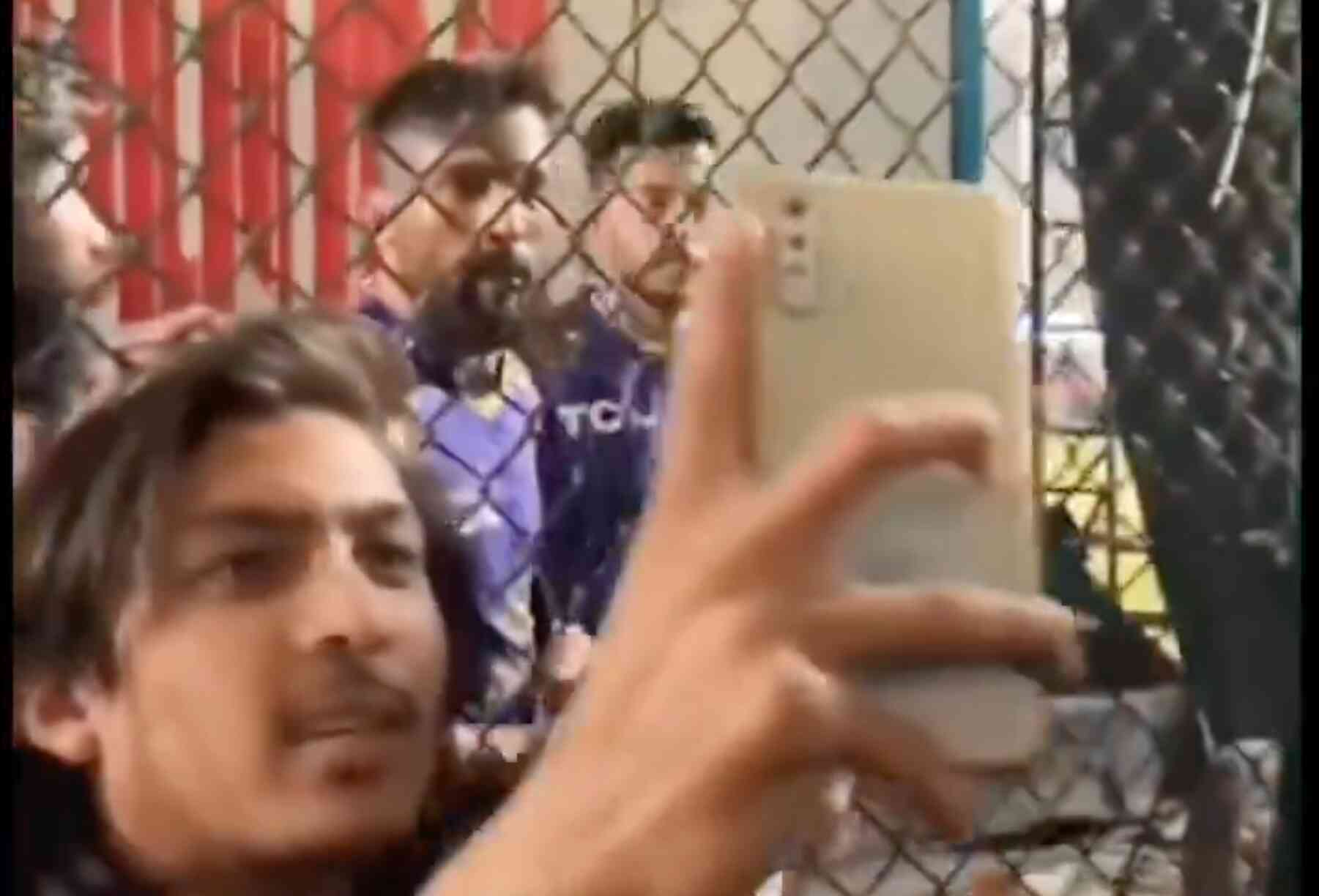 Mohammad Amir fighting with a fan (X.com