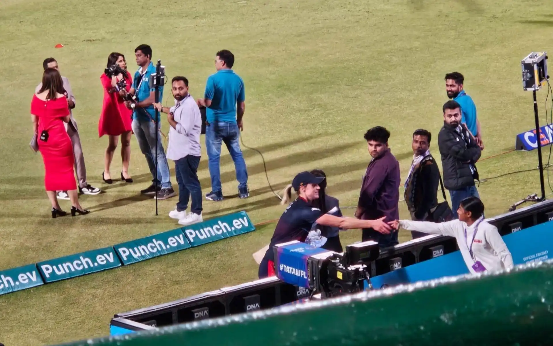 Ellyse Perry gifting her glove to a ball girl (X.com)