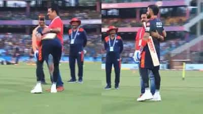 Kohli touching the feet of his coach [Screengrab]