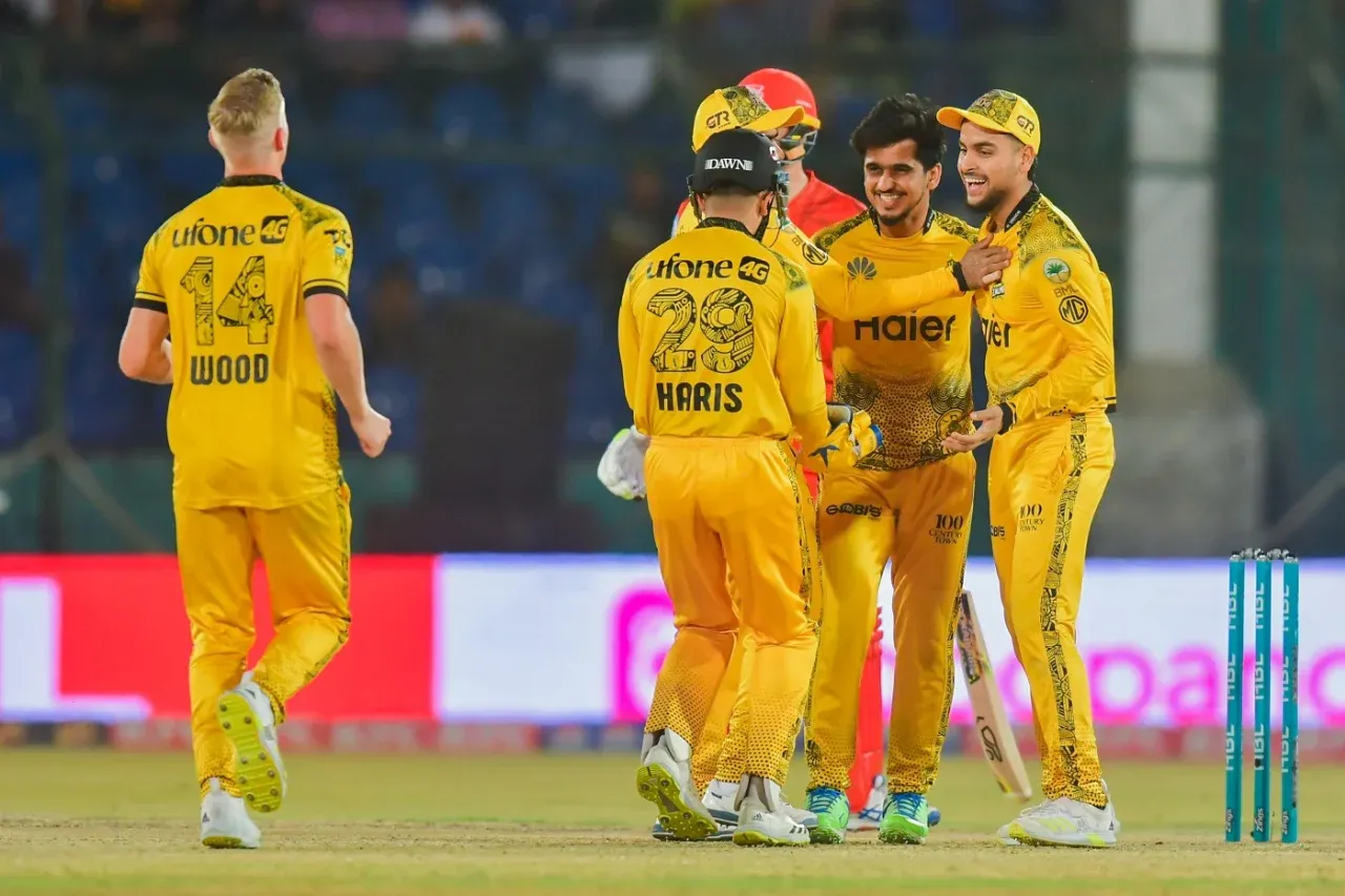 Saim Ayub celebrating a wicket with teammates in Eliminator (PSL)