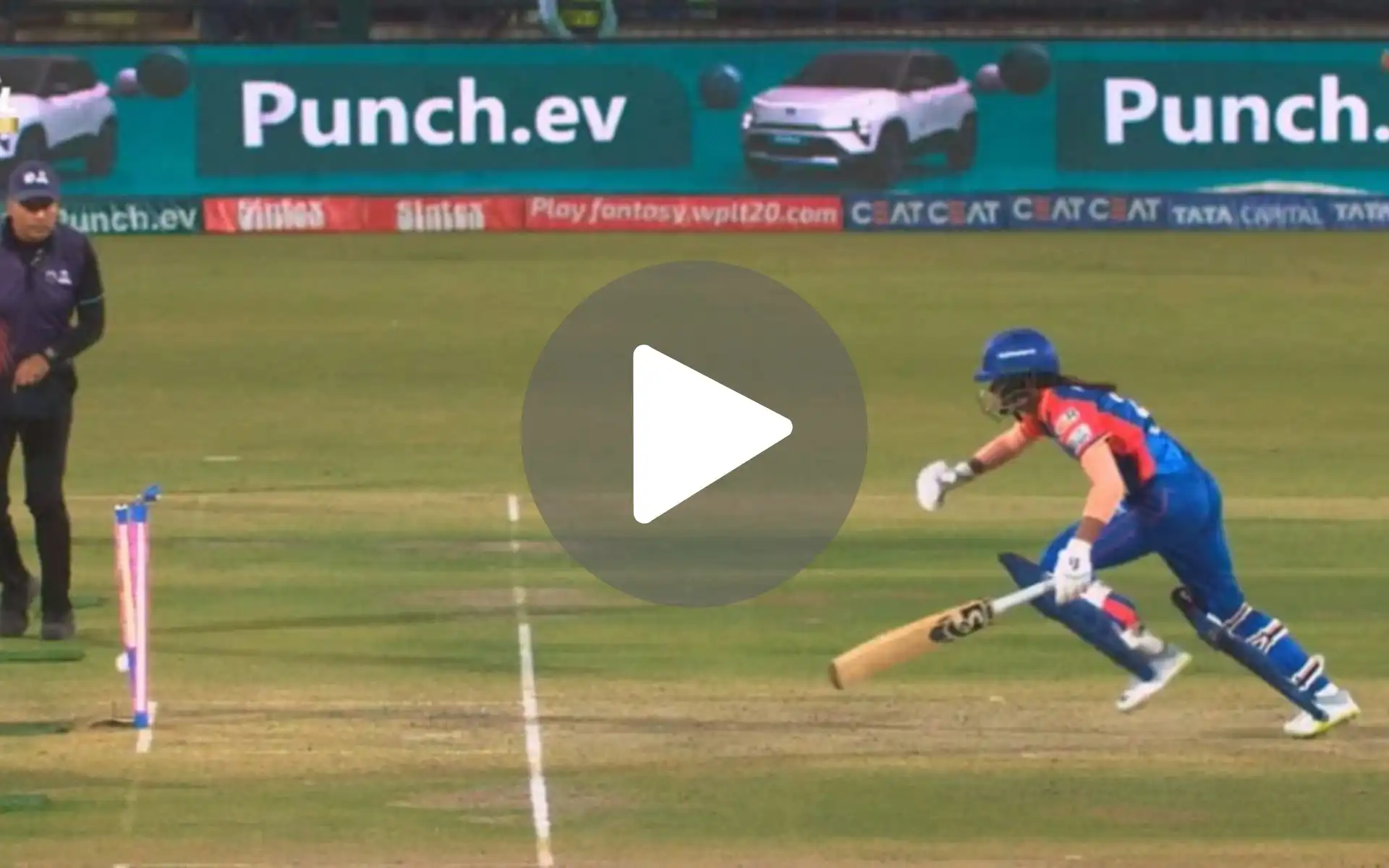 [Watch] Sophie Molineux's 'Rocket' Throw Runs Out Radha Yadav in WPL ...