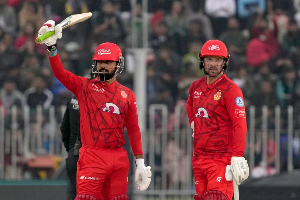 Shadab Khan and Colin Munro during a league game in PSL 2024 (AP)