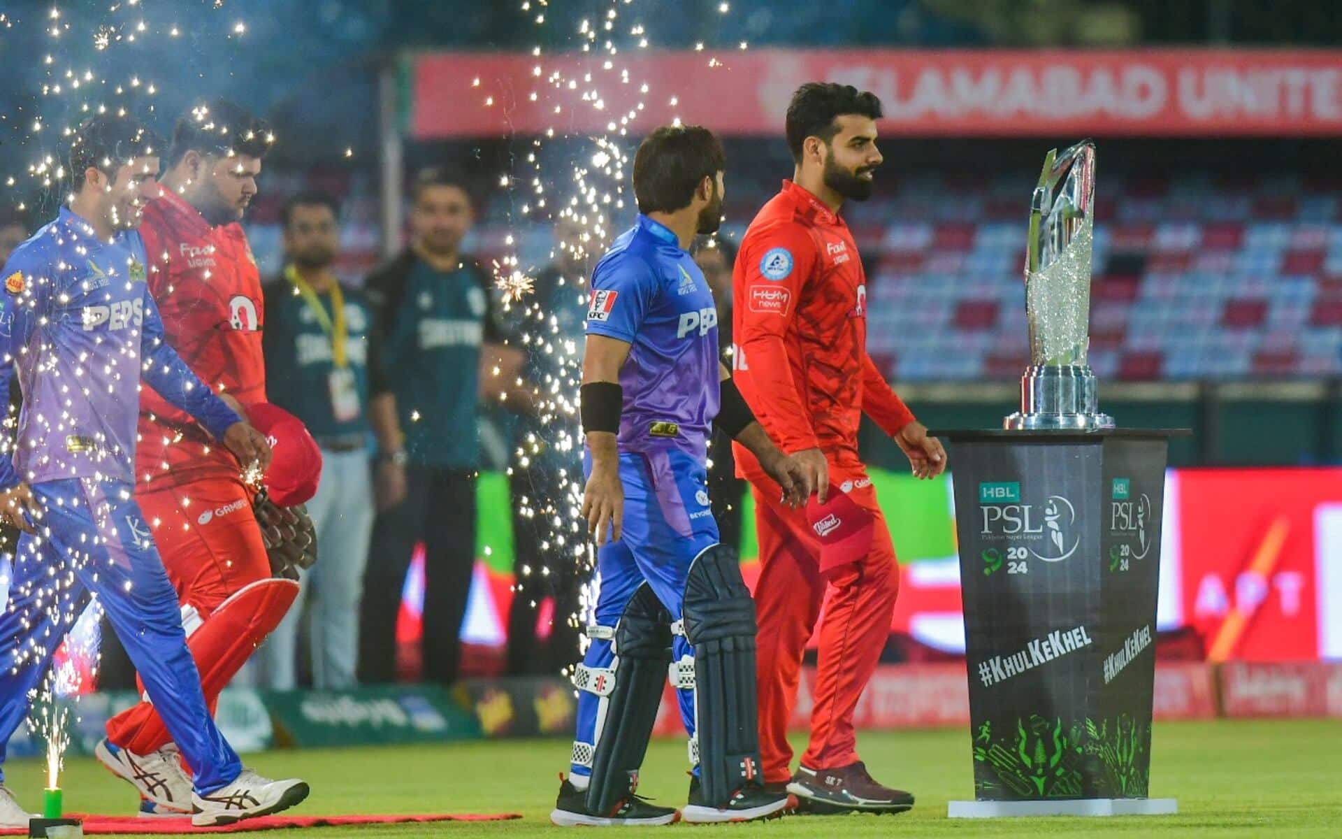 Players walking out to centre for PSL Final (Source: PSL)
