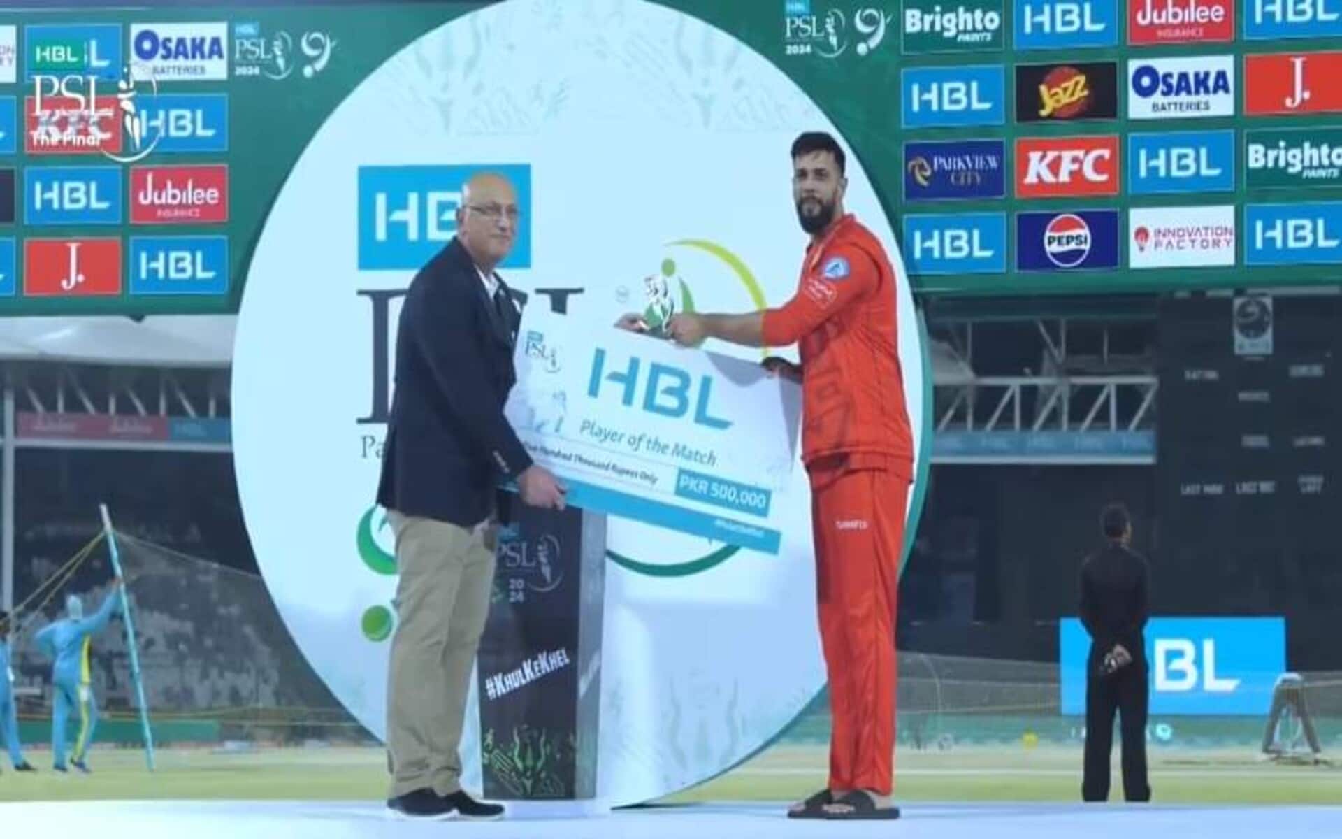 Imad Wasim collects Player of the Match Award (Source: PSL)