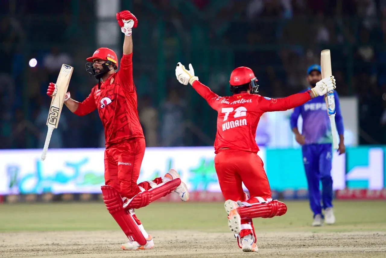 Imad Wasim celebrating United's PSL 2024 win with Hunain Shah (PCB)