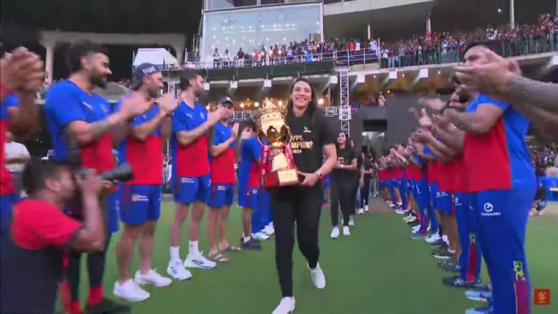 Smriti Mandhana with WPL trophy  at RCB Unbox event (twitter)