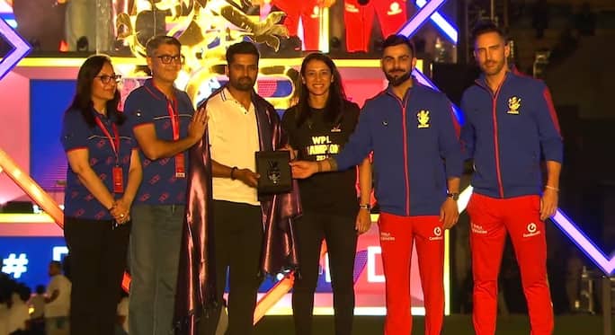 Vinay Kumar Inducted Into RCB Hall Of Fame At Unbox Event; Poses With Kohli, Mandhana