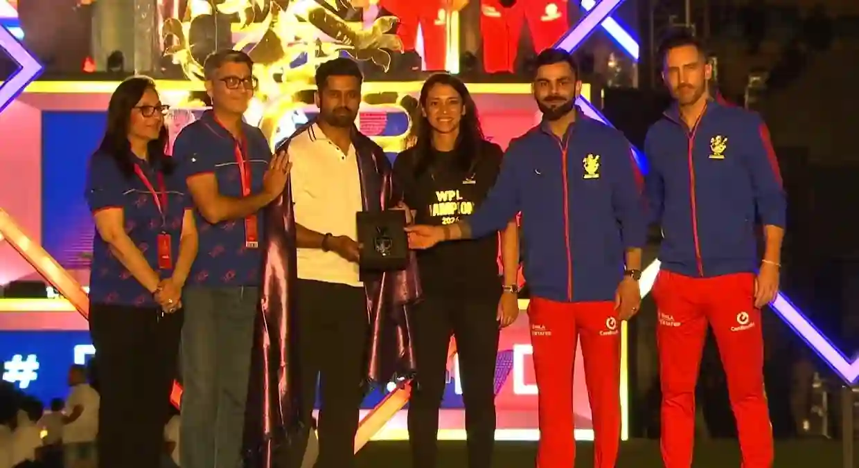 Vinay Kumar Inducted Into RCB Hall Of Fame At Unbox Event; Poses With Kohli, Mandhana