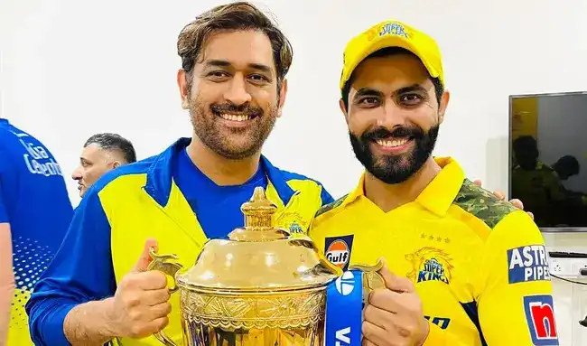 MS Dhoni and Ravindra Jadeja with IPL 2023 trophy [X.com]