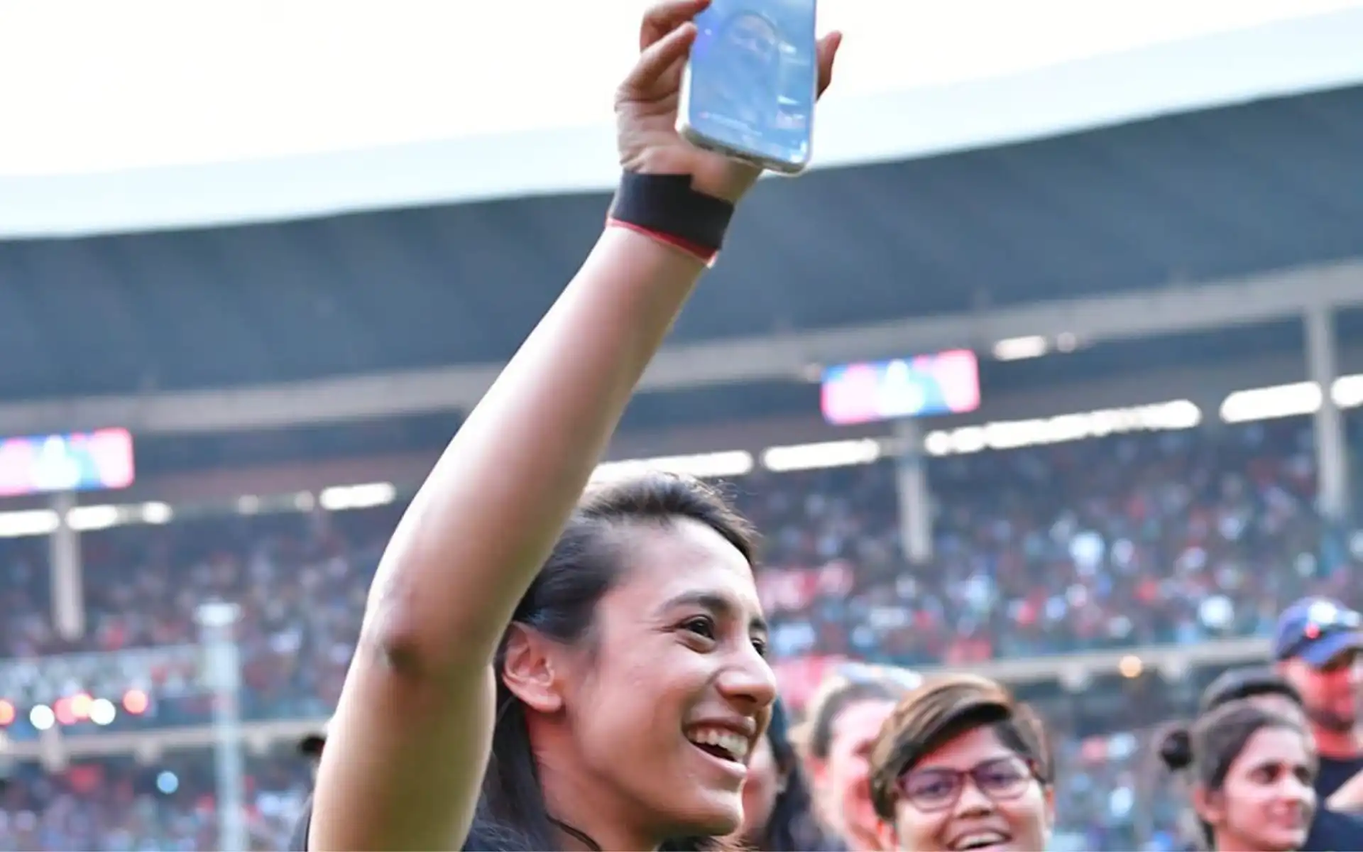 Ellyse Perry having a video call with Smriti Mandhana (X.com)