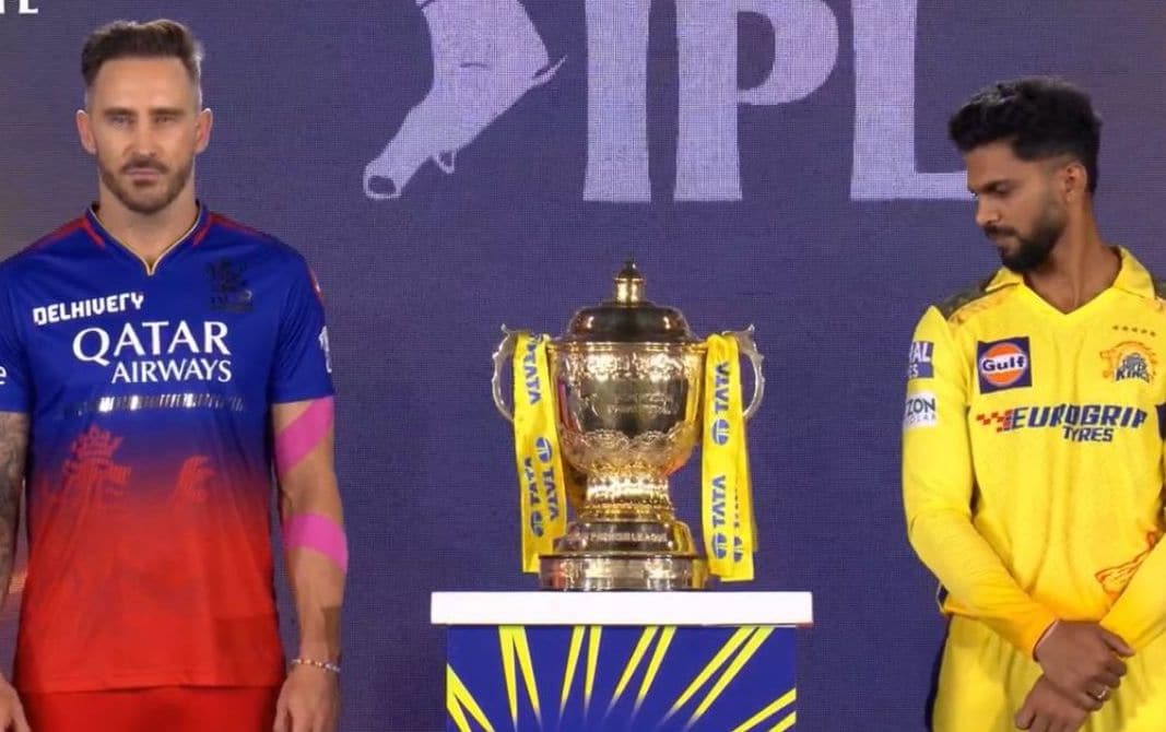 Faf and Gaikwad with the IPL trophy
