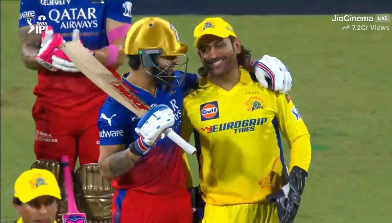 MS Dhoni and Virat Kohli sharing a joke in CSK vs RCB [X.com]