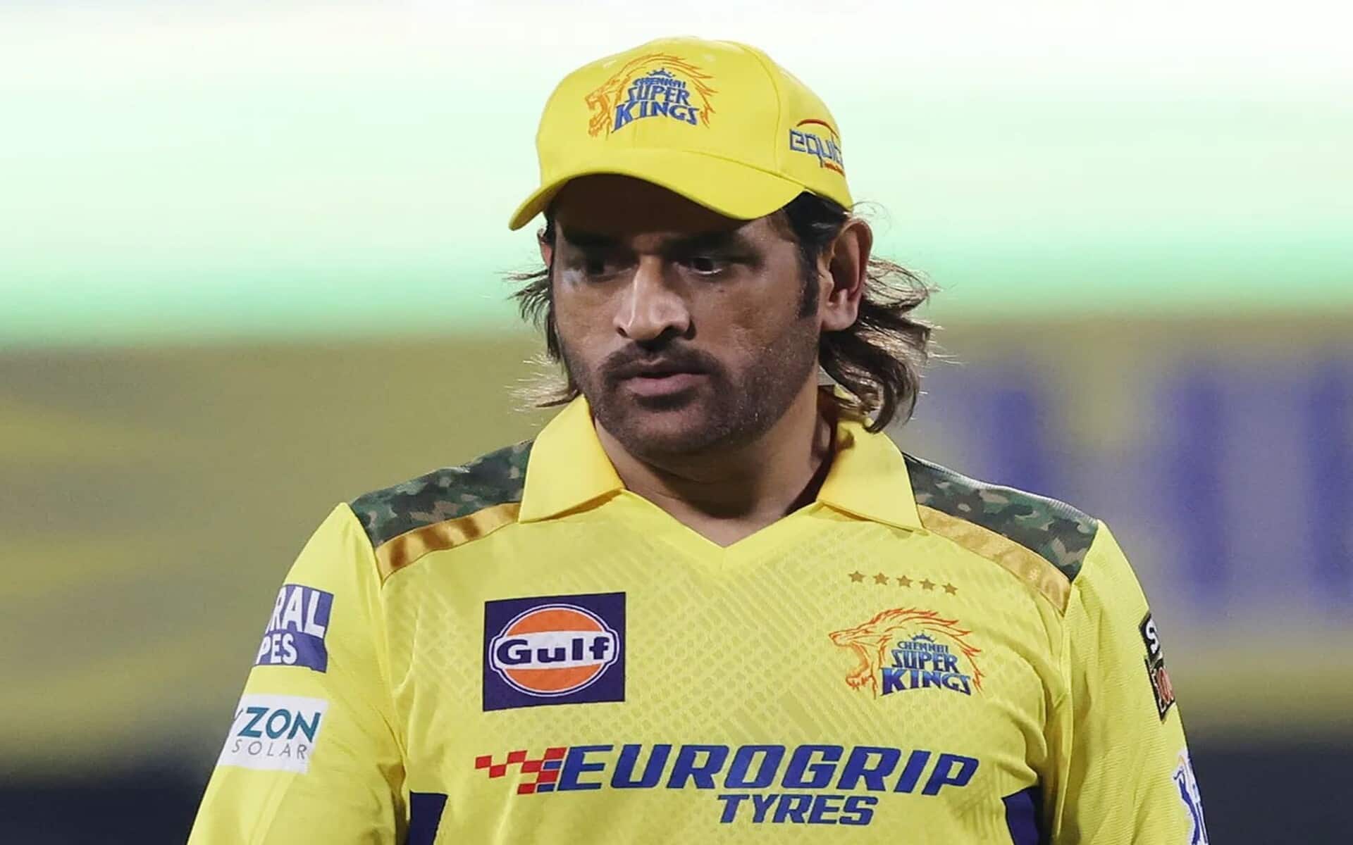 MS Dhoni back with his long hair (Source: IPL)