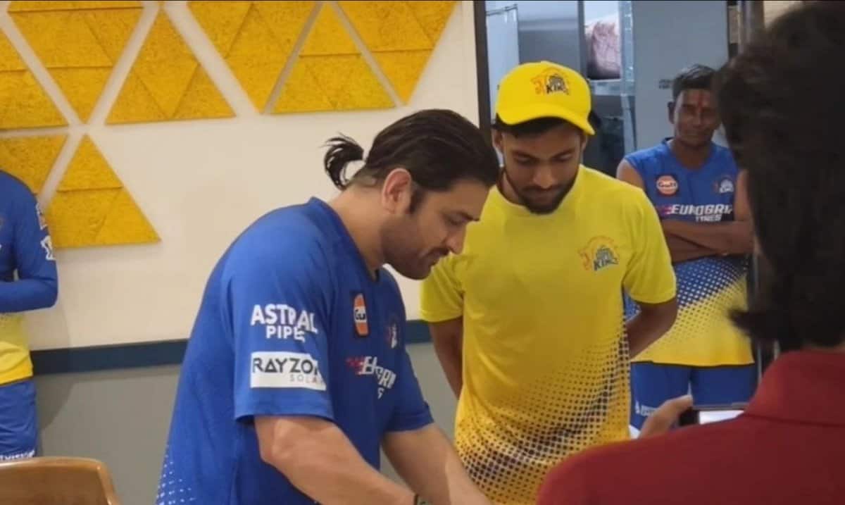 MS Dhoni in Ponytail look [x.com]